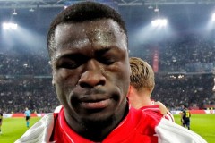 欧冠首轮爆冷不断！萨拉赫超梅西姆巴佩，凯恩破纪录，最新积分榜出炉